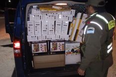 Efectivos de Gendarmería revisando la camioneta con mercadería de contrabando en Mendoza. Efectivos de Gendarmería revisando la camioneta con mercadería de contrabando en Mendoza.