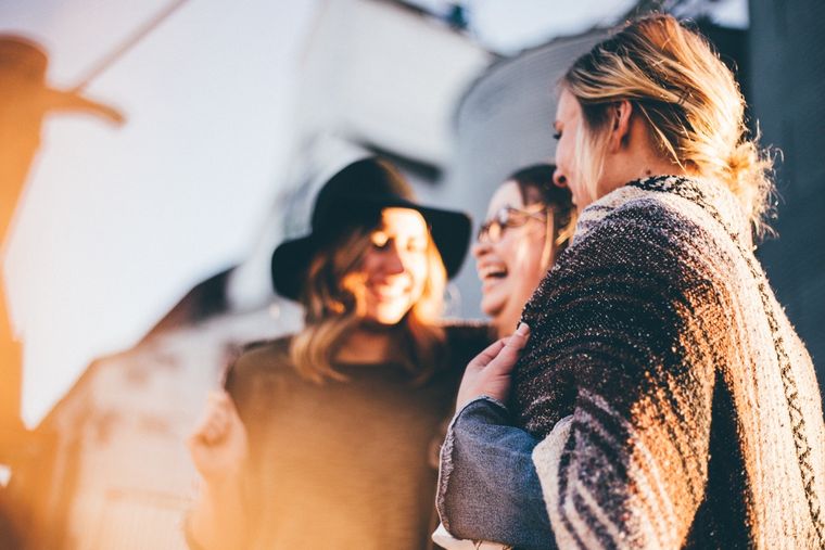 Amistad Conoce qué significa soñar con viejos amigos Foto: Wunderstock