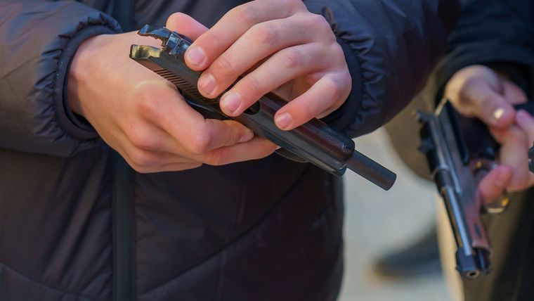 La medida de la Anmac dispone la extensión del plazo de vencimiento del registro para usar armas de fuego. 