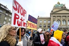 Las protestas contra la invasión rusa de Ucrania han atraído multitudes de decenas de miles en toda Suiza. Foto: GETTY IMAGES