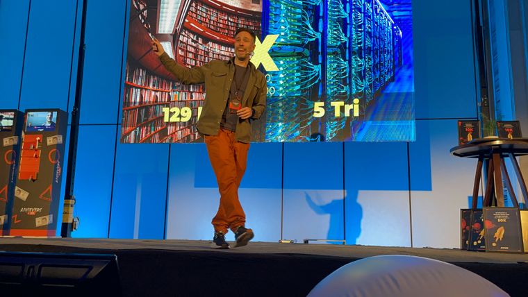 Axel Jutoran, el fundador de FIA Copilot, en una conferencia sobre IA.