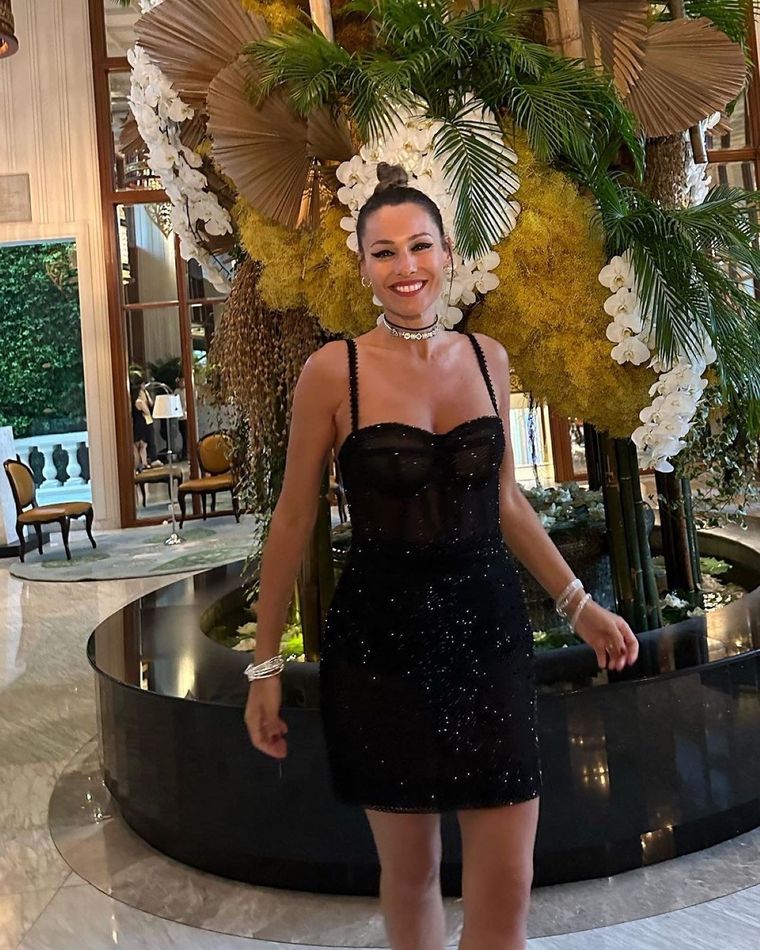 ¿Pampita o Natalia Oreiro? Inspírate en ellas para conseguir tu vestido negro brillante Foto: Instagram