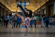 un flashmob sorprendio a los portenos en la estacion de trenes de retiro