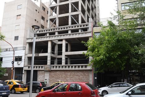 Vecinos aseguran que la construcción se frenó por fallas estructurales y que, con los años, el edificio pasó a ser parte del día a día. Vecinos aseguran que la construcción se frenó por fallas estructurales y que, con los años, el edificio pasó a ser parte del día a día.