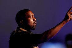 kanye west camina sobre las aguas como jesus y deja perplejos a todos