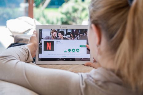 La película de Netflix combina acción, suspenso y una historia contrarreloj que mantiene la tensión hasta el final.