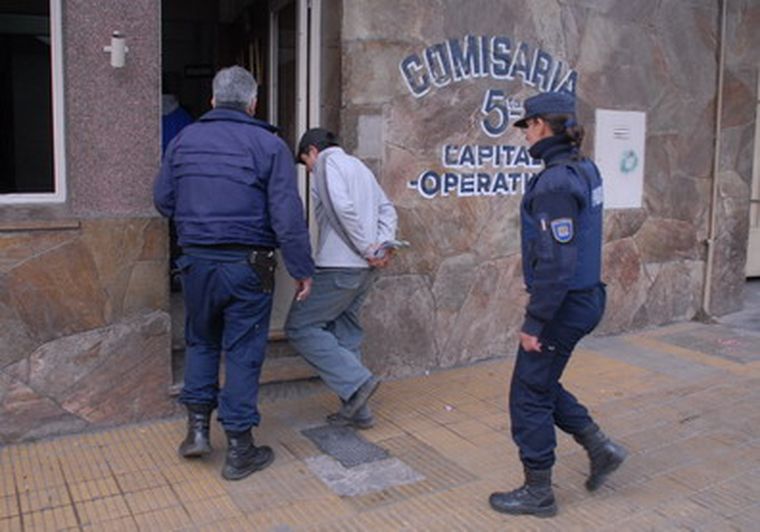 En la seccional Quinta trabajan 90 policías. Foto: Marcelo Ruiz/ MDZ