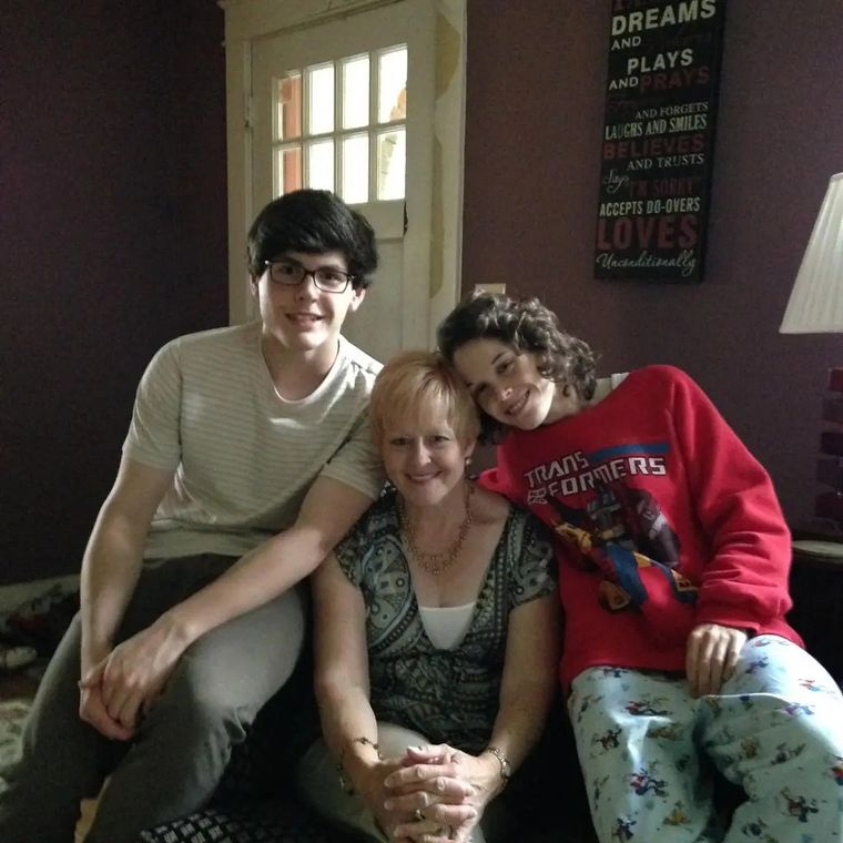 Norma Hale con sus hijos, a la derecha se encuentra Audrey Hale, la autora del tiroteo Foto: Facebook/Norma Hale