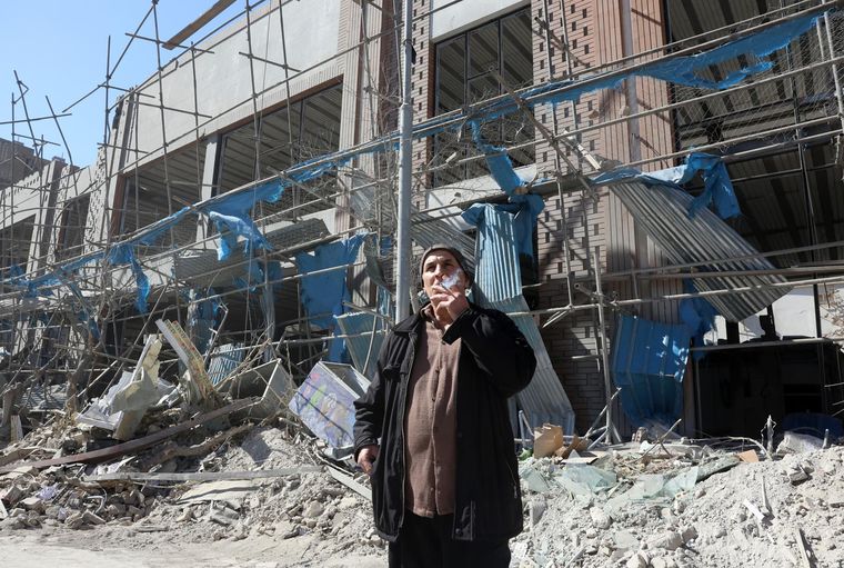 Los iraníes buscan continuar con su vida en medio de los bombardeos. Los iraníes buscan continuar con su vida en medio de los bombardeos.