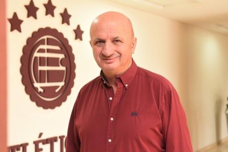 El palazo del presidente de Lanús a Juan Sebastián Verón tras la polémica por el título de Central. Foto: Archivo El palazo del presidente de Lanús a Juan Sebastián Verón tras la polémica por el título de Central. Foto: Archivo