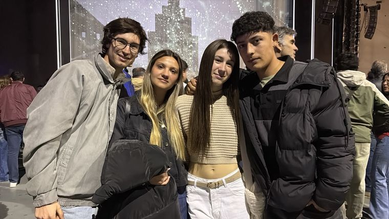 Stefano, Paloma, Josefina y Agustín: Soda Stereo es amada por generaciones. Foto: Maru Mena. Stefano, Paloma, Josefina y Agustín: Soda Stereo es amada por generaciones. Foto: Maru Mena.