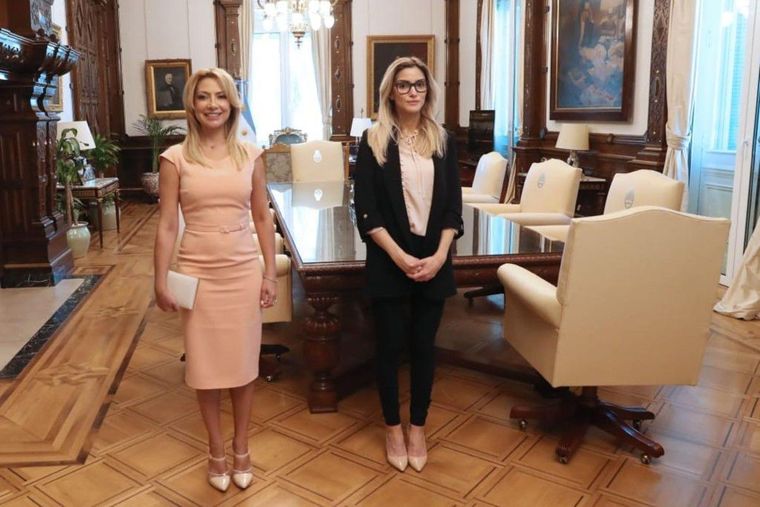 Fabiola Yañez junto a su asesora Sofía Pacchi.