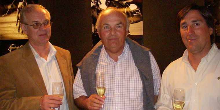 De la bodega: Arturo Jácamo, de Ventas; Ricardo González Villanueva, director y Gonzalo Videla. Foto: Mdz