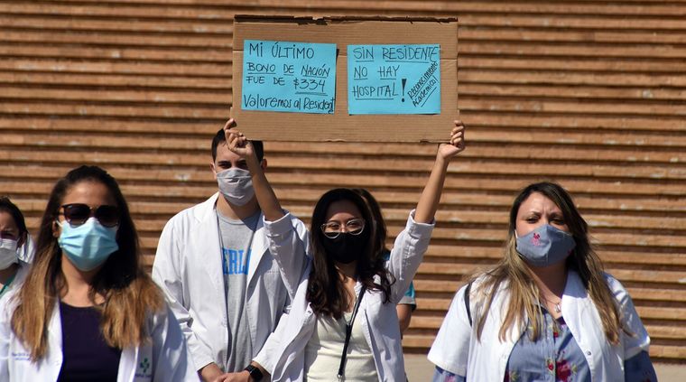 Los médicos residentes cobran $150 la hora Foto: ALF PONCE MERCADO / MDZ