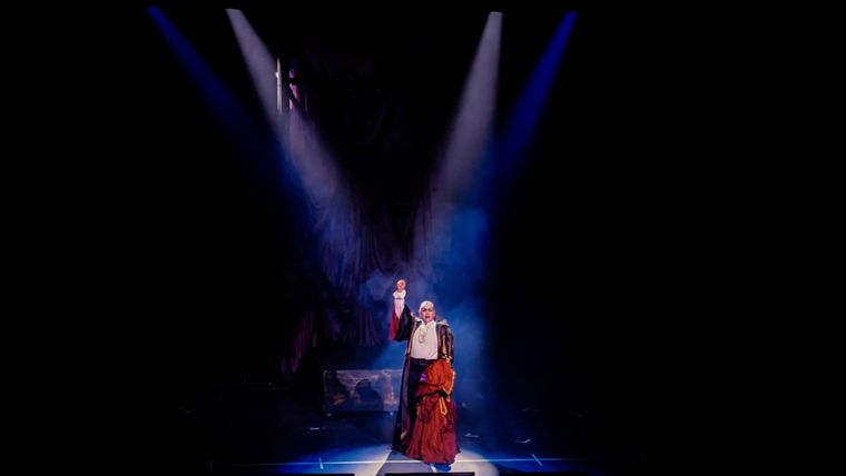 Juan Rodó lleva más de 30 años en el escenario interpretando a Drácula, pero el resto del elenco ha ido cambiando a lo largo de los años. Foto: Valentina Buttini.