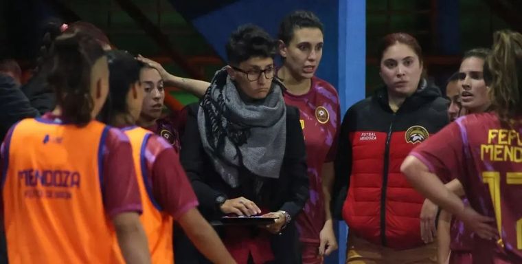 Mendoza derrotó a Puerto Deseado y se metió en semifinales del Argentino de Selecciones de futsal femenino. Mendoza derrotó a Puerto Deseado y se metió en semifinales del Argentino de Selecciones de futsal femenino.