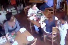 increible video: una madre manda a su hija a robar