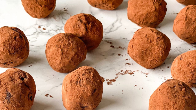 Las primeras trufas se hacían solo con ganache, sin rebozados ni sabores adicionales. Las primeras trufas se hacían solo con ganache, sin rebozados ni sabores adicionales.