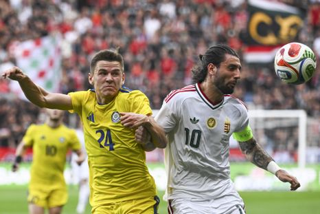 Dominik Szoboszlai, de Hungary, disputa el balón con Alexandr Mrynskiy durante el amistoso frente a Kazajistán que casi se ve manchado por una tragedia. Dominik Szoboszlai, de Hungary, disputa el balón con Alexandr Mrynskiy durante el amistoso frente a Kazajistán que casi se ve manchado por una tragedia.