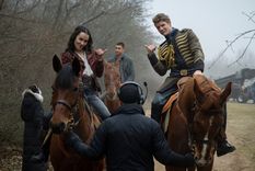 La serie dramática que lidera el ranking mundial de Netflix y no podrás dejar de ver Alina Starkov (Jessie Mei Li) y Nikolai Lantsov (Patrick Gibson) en el detrás de escena de Sombra y hueso. Foto: Netflix