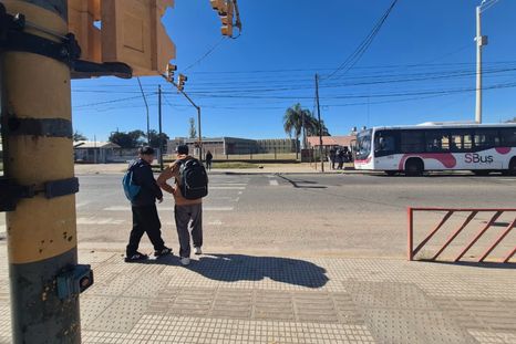 Una nena de 12 años fue atropellada por un auto cuando salía de la escuela y quedó en grave estado. Una nena de 12 años fue atropellada por un auto cuando salía de la escuela y quedó en grave estado.