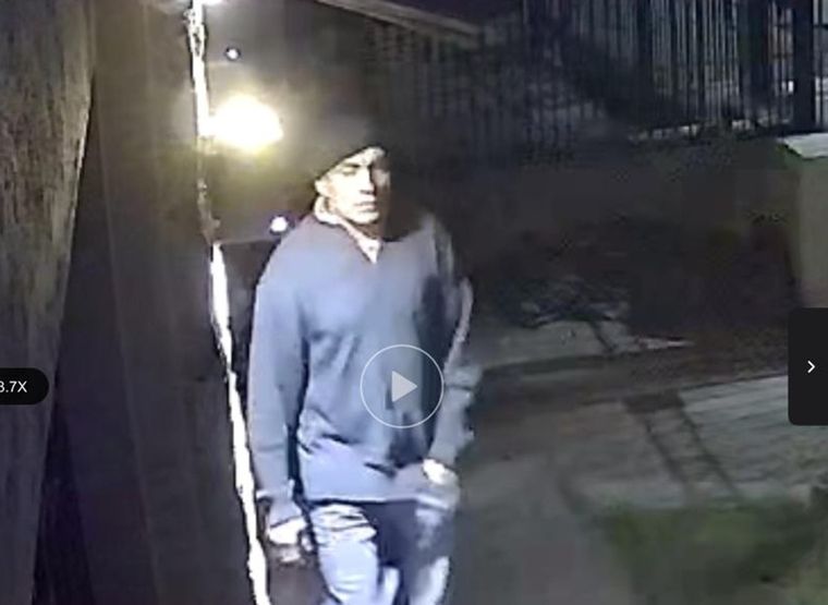 Uno de los delincuentes que ingrsó a la casa.&nbsp;