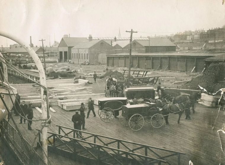 El buque de recuperación CS Mackay-Bennett llegó al muelle carbonero del astillero naval para desembarcar a los muertos que recuperó del mar tras el hundimiento del RMS Titanic. El buque de recuperación CS Mackay-Bennett llegó al muelle carbonero del astillero naval para desembarcar a los muertos que recuperó del mar tras el hundimiento del RMS Titanic.
