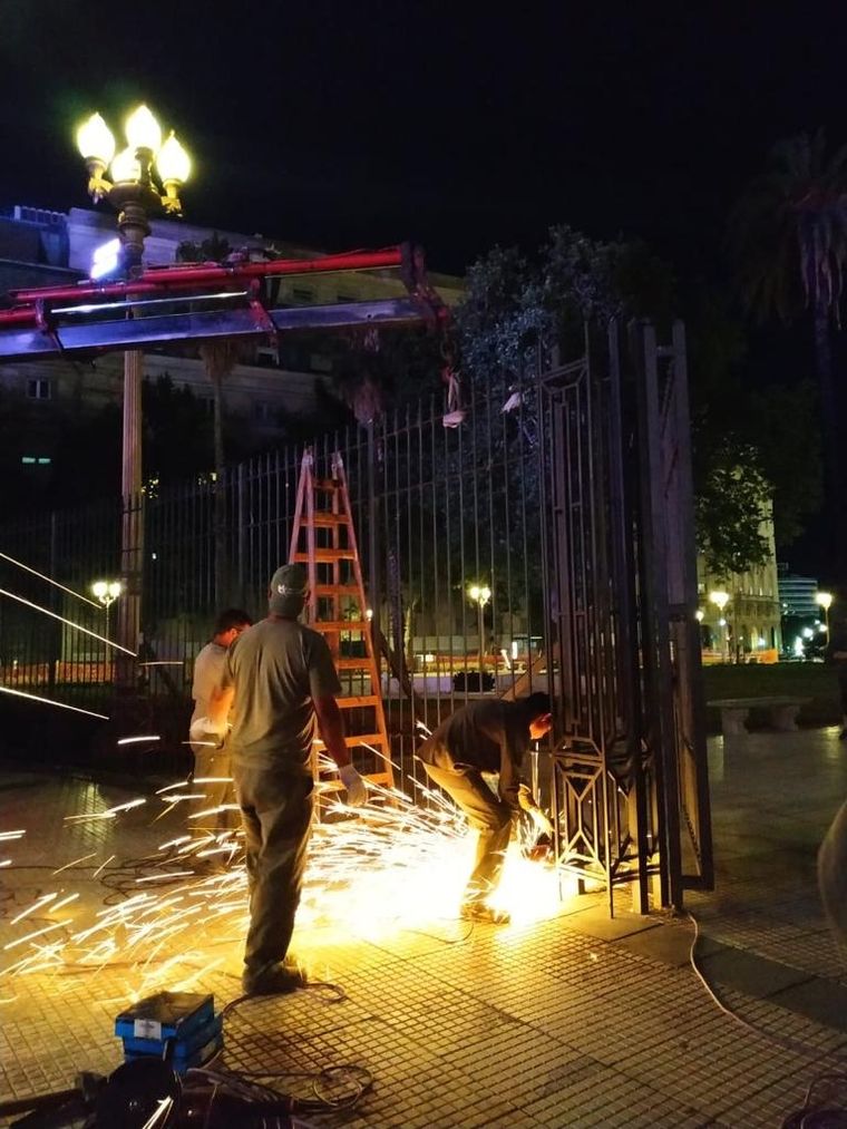 Rejas casa rosada Esta noche comenzaron a sacar las rejas en Casa Rosada