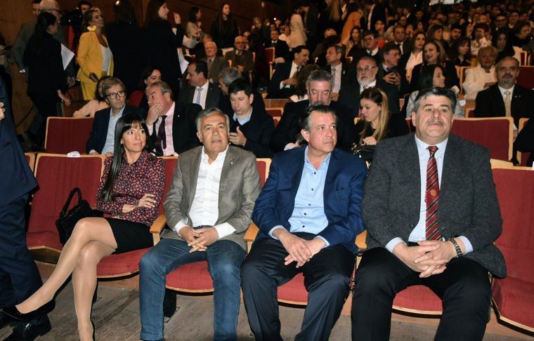 Pamela Verasay, Alfredo Cornejo, Víctor Ibáñez y Mario Abed durante la asunción de las nuevas autoridades de la UNCuyo. Foto: Foto: ALF PONCE MERCADO