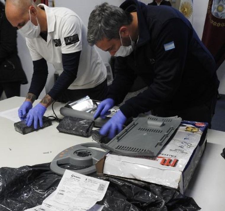 Agentes de la Dirección General de Aduanas-AFIP hallaron cocaína en un ómnibus de larga distancia Foto: Dirección General de Aduanas-AFIP