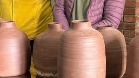 La Facultad de Artes y Diseño de la UNCUYO entregó vasijas cerámicas desarrolladas con arcillas mendocinas al INTA Mendoza para iniciar ensayos enológicos que evaluarán su desempeño en la guarda y crianza de vinos. Foto: FAD de la UNCuyo. La Facultad de Artes y Diseño de la UNCUYO entregó vasijas cerámicas desarrolladas con arcillas mendocinas al INTA Mendoza para iniciar ensayos enológicos que evaluarán su desempeño en la guarda y crianza de vinos. Foto: FAD de la UNCuyo.