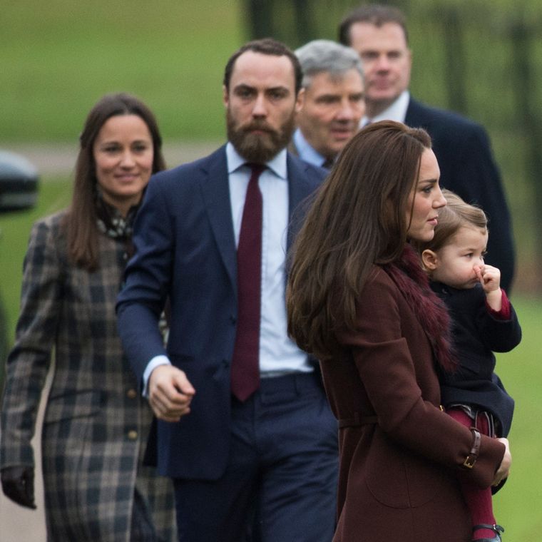 Kate Middleton, y sus hermanos detras.