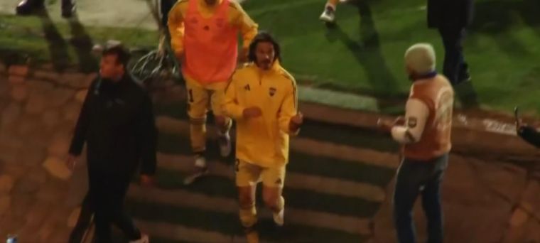 Edinson Cavani se retiró del Malvinas Argentinas haciéndole gestos a un hincha de Independiente Rivadavia que lo estaba hostigando. Foto: captura de TV.
