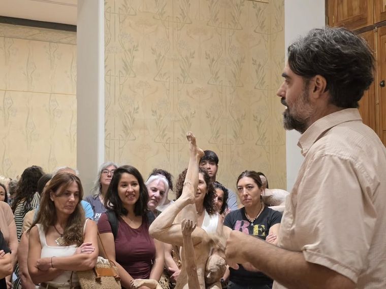 El artista Fernando Rosas ofreció una visita guiada por su muestra en el Fader.