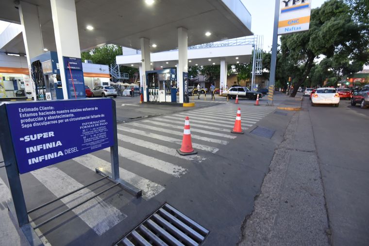 En las cuentas de las redes sociales se ofrecen bidones de 5 litros de nafta súper a un promedio de 5 mil pesos. Foto: Maximiliano Ríos/MDZ