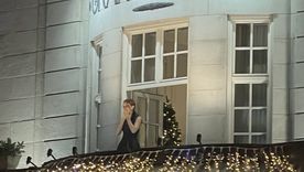 Los hijos de María Corina Machado salieron al histórico balcón del Grand Hotel en Oslo, Noruega. Los hijos de María Corina Machado salieron al histórico balcón del Grand Hotel en Oslo, Noruega.