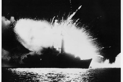 MDZol | Al intentar desactivar una bomba en el interior de la fragata HMS Antelope, esta explotó y generó un incendio que alcanzó un pañol de misiles Sea Cat. Foto: Foto: FAA