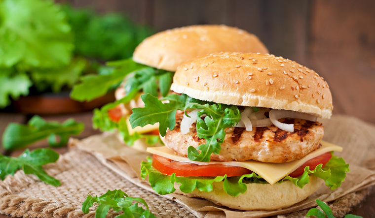 Cómo hacer hamburguesas de pollo irresistibles en casa Foto: Shutterstock