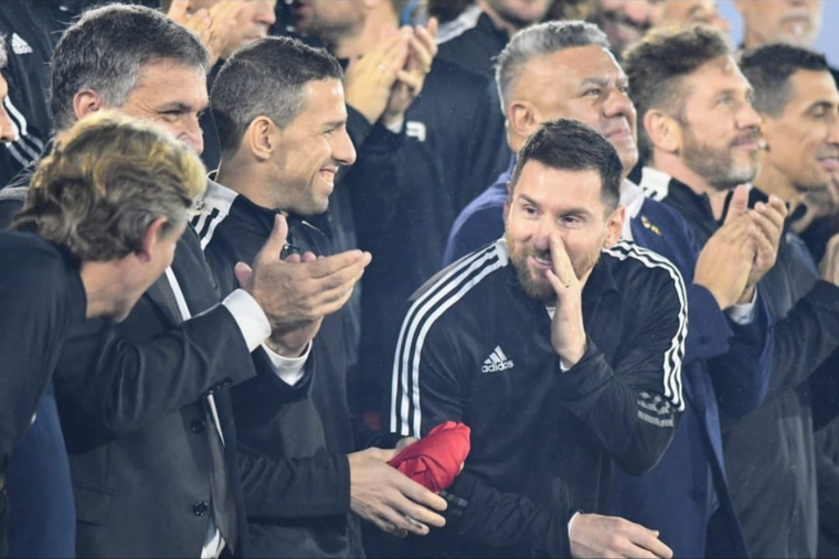 Messi, cómplice con Heinze cuando el Gringo le dijo que se ponga la camiseta de Newells Foto: Estadio 3