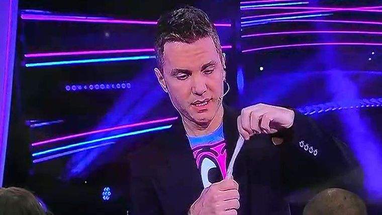 Santiago del Moro mostró cómo usar en preservativo durante la gala de este martes de Gran Hermano.