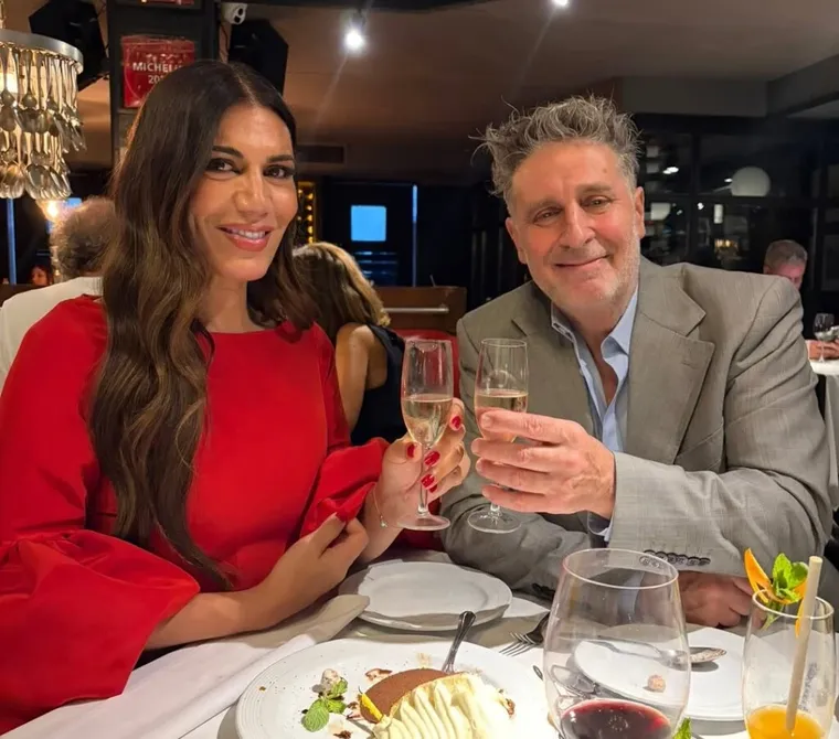 Así fue su celebración con outfit rojo. Así fue su celebración con outfit rojo.