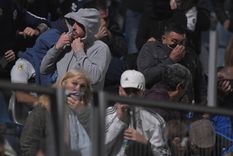 Un hincha de Gimnasia de 57 años murió tras descompensarse en la tribuna por los graves incidentes. Sufrió un paro cardíaco y falleció en la ambulancia.