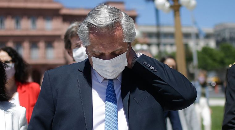 Alberto Fernández, pese a que la negociación con el Fondo fue laxa, deberá hacer ajustes que el kirchnerismo no quiere. Foto: EFE