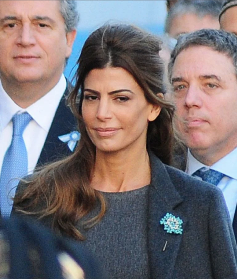 Juliana Awada sí que sabe armar looks sencillos: mira este outfit con jean.