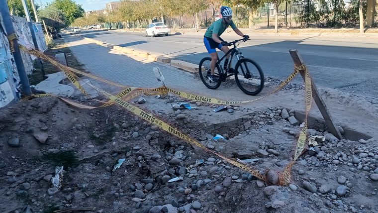 La ciclovía de calle Azcuénaga dañada por una obra de cloacas La ciclovía de calle Azcuénaga dañada por una obra de cloacas