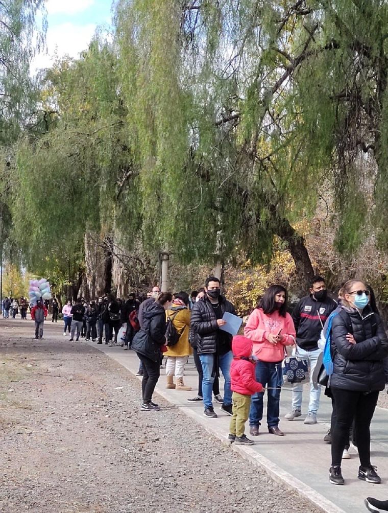 Una extensa y demorada cola de personas Foto: Laura Zeizer