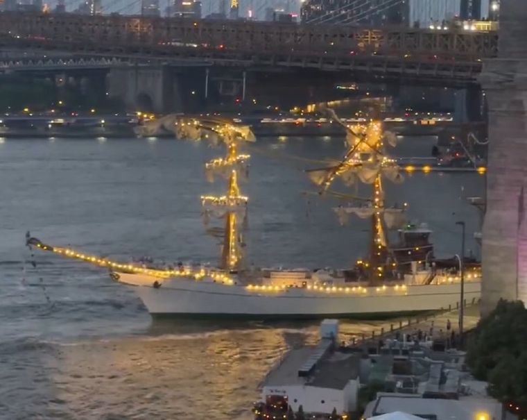 El buque partía rumbo al mar para viajar hacía Islandia Foto: X