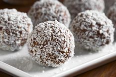 Receta rápida de bolitas de coco navideñas: dulces clásicos listos en minutos.