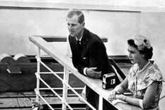 La reina Isabel II y el príncipe Felipe visitaron Panamá el 29 de noviembre de 1953. En la imagen, observando las esclusas de Miraflores, en el Canal de Panamá. Foto: GETTY IMAGES