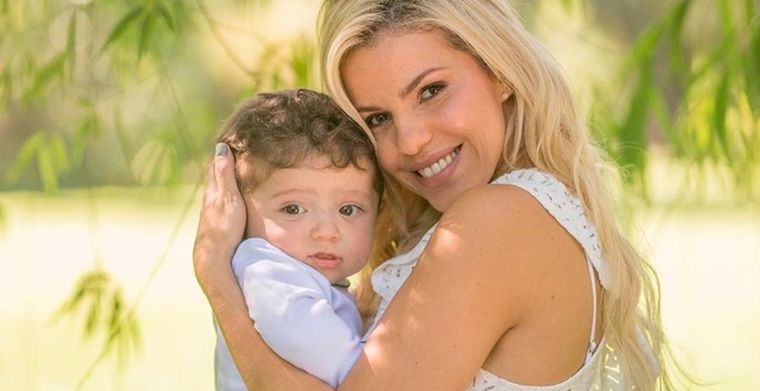 Lola Bezerra junto a su hijo Benicio.